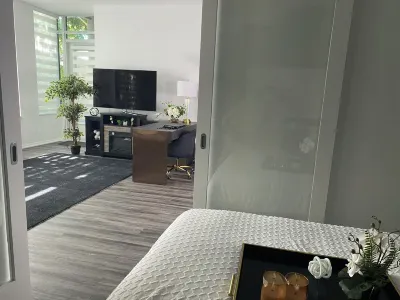 Stylish 3-bed Toronto Waterfront Suite. 15 minutes from Union Station 이스트 요크 / 해변 호텔