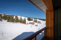 Family sized cozy ski-in/ski-out retreat w/ hot tub and stunning mountain views
