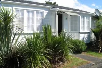 Koru Cottage - Pristine and newly renovated.