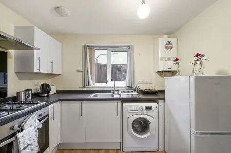 LT Properties Lovely Studio Apartment Отели в г. Латон