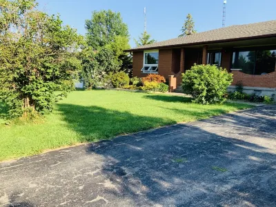 Beautiful upper unit countryside large cozy rooms near Niagara Falls Hotels near Masjid Al-Mu'mineen