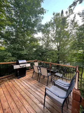 Chalet at the foot of the slopes Ski IN/Ski OUT Отели рядом с достопримечательностью «Nordique spa Stoneham»