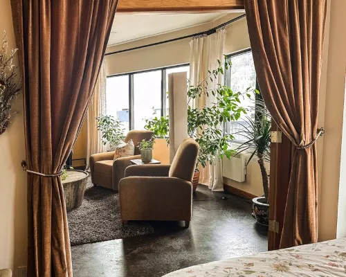 Walk everywhere from Railtown Suite! + spacious, beautiful, & comfortable. Hotels in Nelson