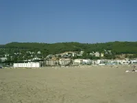 Apartment in seafront location with pool and garden with lawn,