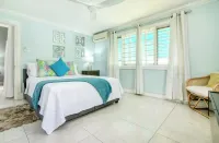 Paradise on the Waterfront! Hotels in 