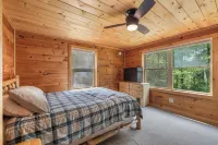 C-Howder Chalet Dog Heaven! Huge Fenced Yard