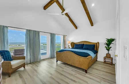 An oceanfront 4-bedroom 3.5 bath home great for vacations & small wedding venue! Отели рядом с достопримечательностью «Port Bolivar»