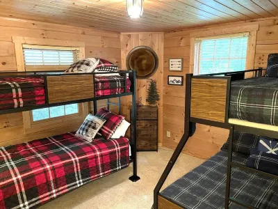 Bear Pause cabin, ideally located between Blowing Rock and Boone! Hotels near Thunder Hill Overlook