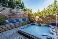Hidden Pond Large Two Bedroom, Pet Friendly, with Hot Tub and Private Beach