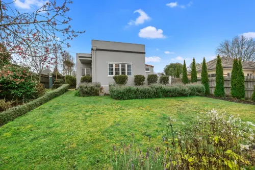 Hamilton house - private, central & sunny!