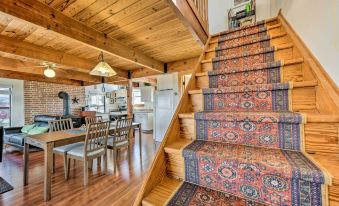 Pet-Friendly Fredericksburg Cabin with Hot Tub!