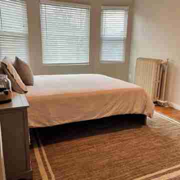 2 Bedroom Rental in Newport w/ Parking! Steps away from Thames, Broadway, & DT! Rooms