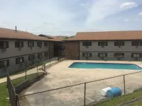 Midway Budget Inn - parking