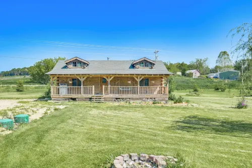 Bellevue Log Cabin w/ Gas Grill & Creek Access - Apartments