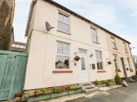 Magnolia Cottage Hotels near M&S