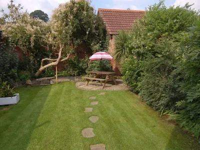 Robyn Cottage Hotel dekat Donkey Sanctuary