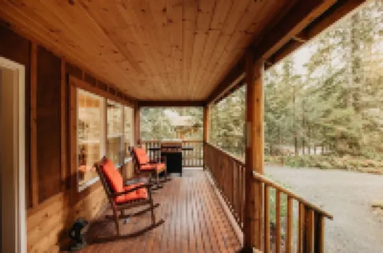 95gs - Hot Tub - Wifi - Pets Ok - Sleeps 4 2 Bedroom Home by RedAwning