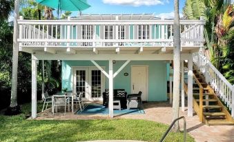 The Blue Pearl - Soak up Views from a Scenic Poolside Upper Deck