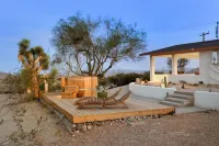 Terracasa - Hot Tub, Fire Pit, Outdoor Shower & Endless Views 2 Bedroom Home by RedAwning Hotels in Yucca Valley
