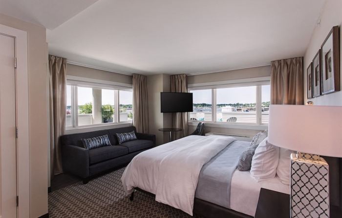 Fathoms Hotel & Marina
