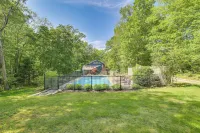 Private Pool! Getaway, 14 Mi to Hammonasset Beach - piscina