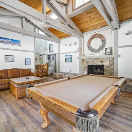 10 Mi to Palisades Tahoe! Condo w/ Game Room