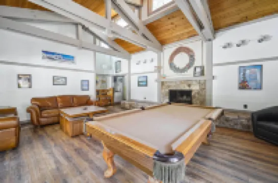 10 Mi to Palisades Tahoe! Condo with Game Room