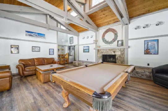 10 Mi to Palisades Tahoe! Condo with Game Room