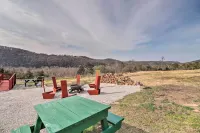 Pet-Friendly Studio w/ Loft & Mountain Views! - Homestays