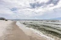 Waterfront Dauphin Island Home w/ Deck & Boat Dock - شاطئ