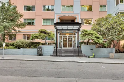 Downtown Seattle Condo w/ Rooftop Deck + Views! Hotel di First Hill