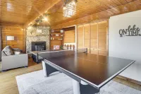 Walk to Tuttle Creek Lake: Secluded Scenic Retreat - parking