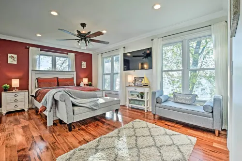 Lakefront Home w/ Game Room, Theater & Dock! - Balkoner