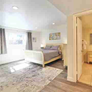 Starry Nights Lodge - Hot tub, Game Room, Walk to the Marina, Dogs Ok Rooms