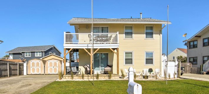 Coastal Brigantine Retreat - Walk to Beach! Hotele w: Brigantine