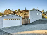 Fire Pit and Bay Views North Bend Home! ノース・ベンドのホテル