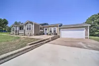 Stunning Oklahoma Home ~ 3 Mi to Spiro Mounds - 3-Star