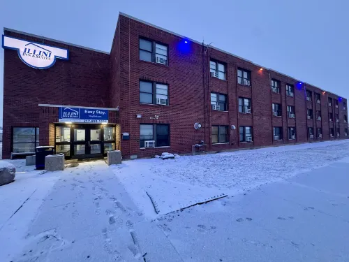 Illini Inn & Suites Hotel - Rantoul/Gifford/Champaign/Urbana - Parkplatz