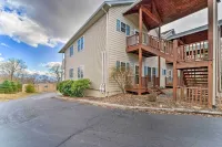 < 2 Mi to Beech Mtn Slopes: 1st-Floor Family Condo - bar