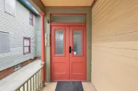 Spacious 3BR Detroit Apt Sleeps 7 + Wifi - Condos