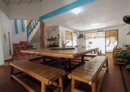 Santa Ana Del Mar House: Your Beachfront Escape Отели в г. Толу