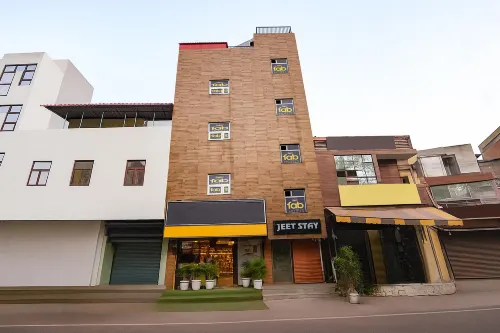 Via Jeet Stays - Near Dilshad Garden Metro Station