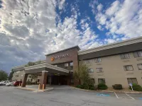 La Quinta Inn & Suites by Wyndham Harrisburg Airport Hershey - 2-Star