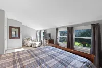 Farmhouse & Creekside Get-Away on hidden acreage in historical downtown Gresham.