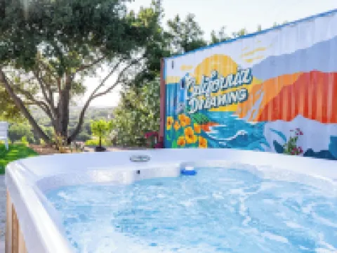 Vibrant 3.5-acre Paso Escape with Pool, Hot Tub & Views! Hoteles en Templeton