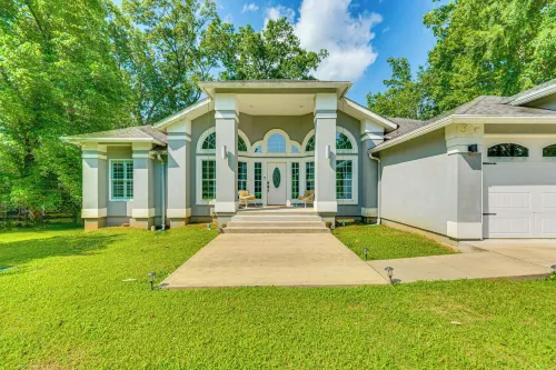 Riverfront Retreat w/ Fire Pit & Deck - con encanto