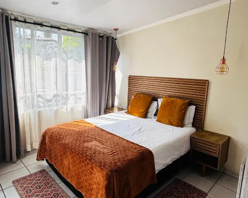 Bono Luxury Guesthouse โรงแรมในรูสเตนเบิร์ค