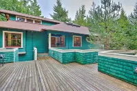 Lopez Island Hideaway w/ Coastal Views + Deck! - Wifi