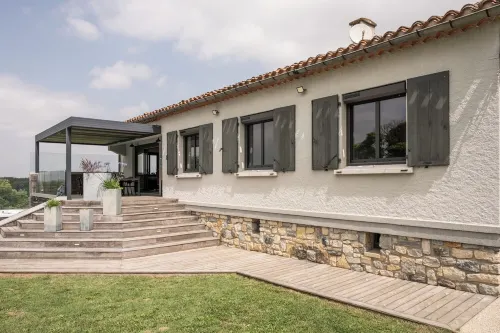 200 meters from the Cité, luxury 2jacuzzis villa and heated swimming pool