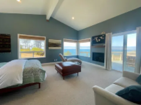 Pelican Point -- Oceanfront Blufftop on 1 Acre, Hot Tub, Dog Friendly!